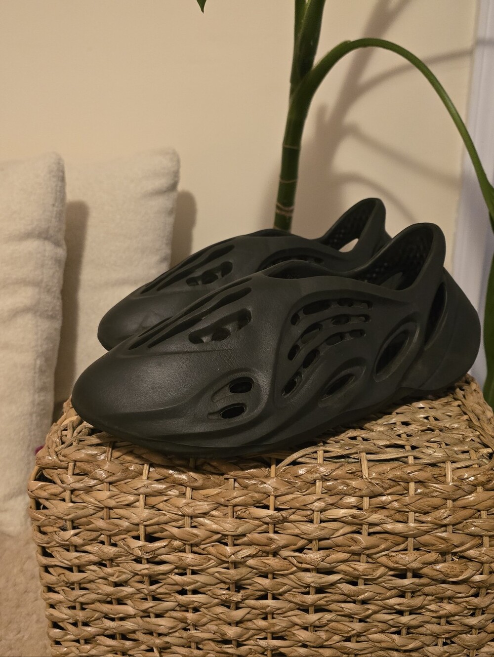 Yeezy Onyx Foam Runners— Black